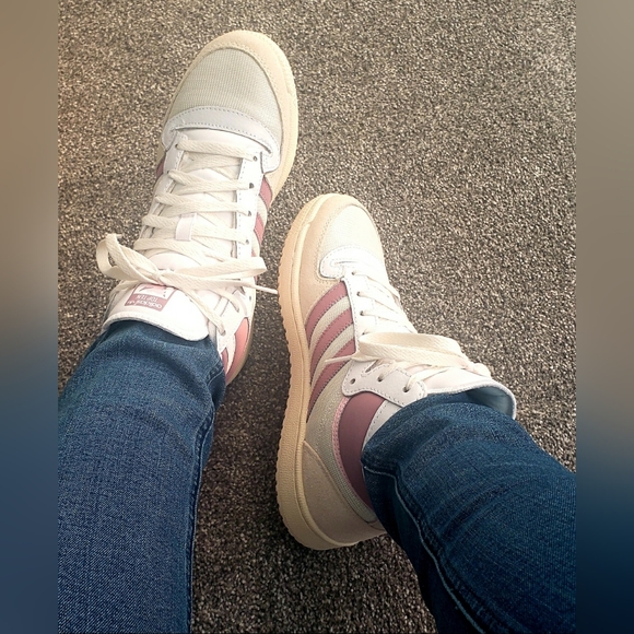 Gym shoes - Picture 1 of 3